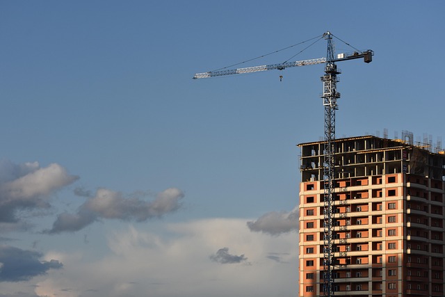 Adjustable Rates: Navigating Real Estate Market Fluctuations